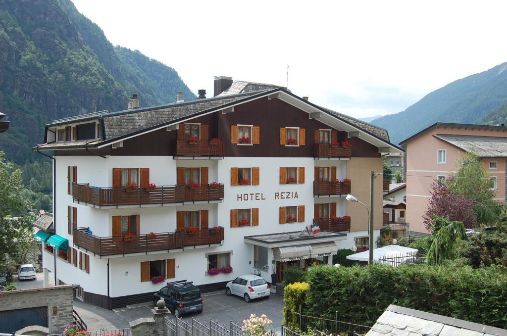 Hôtel Rezia à Chiesa in Valmalenco Extérieur photo